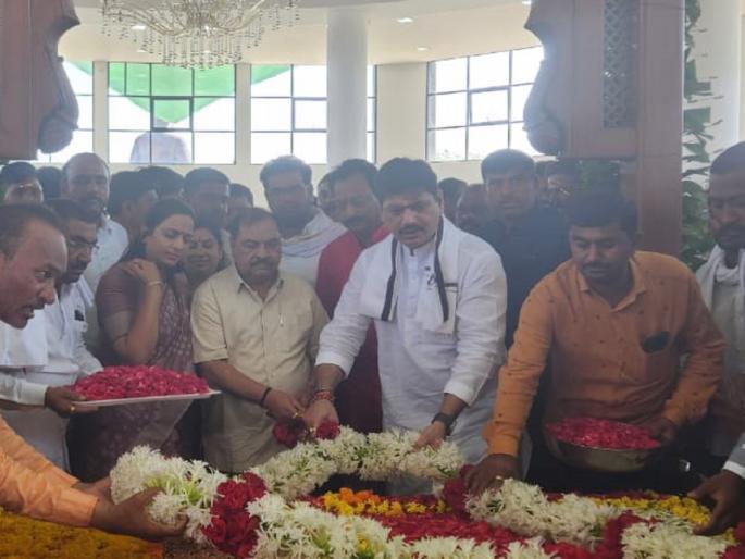 'Committed to fulfilling the legacy of public service inherited from you...'; Greetings from Dhananjay Munde to Gopinath Munde | 'तुमच्याकडून मिळालेला लोकसेवेचा वसा निभावण्यासाठी वचनबद्ध...'; गोपीनाथ गडावर धनंजय मुंडे भावूक 'Committed to fulfilling the legacy of public service inherited from you...'; Greetings from Dhananjay Munde to Gopinath Munde | 'तुमच्याकडून मिळालेला लोकसेवेचा वसा निभावण्यासाठी वचनबद्ध...'; गोपीनाथ गडावर धनंजय मुंडे भावूक