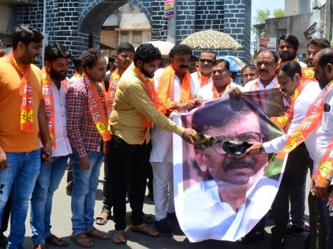 In the ahmednagar, Shiv Sainiks agitation against MP Sanjay Raut | नगरमध्ये शिवसैनिकांनी खासदार संजय राऊत यांच्या प्रतिमेला मारले जोडे In the ahmednagar, Shiv Sainiks agitation against MP Sanjay Raut | नगरमध्ये शिवसैनिकांनी खासदार संजय राऊत यांच्या प्रतिमेला मारले जोडे
