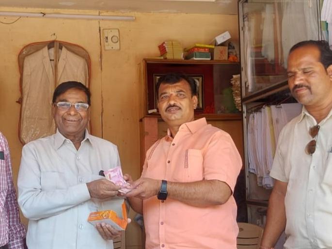 40,000 left in ironed clothes returned to former MPs in solapur | इस्त्रीला आलेल्या कपड्यात राहिलेले ४० हजार परत केले माजी खासदारांना 40,000 left in ironed clothes returned to former MPs in solapur | इस्त्रीला आलेल्या कपड्यात राहिलेले ४० हजार परत केले माजी खासदारांना