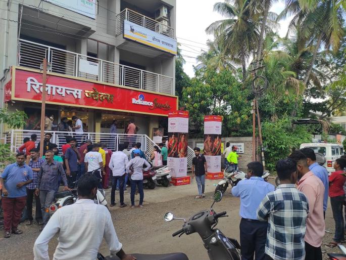 Daylight robbery at Reliance Jewel in Sangli; Crores of gold and silver were looted | सांगलीत भरदिवसा रिलायन्स ज्वेलवर दरोडा; कोट्यवधीचे सोने-चांदी लुटले Daylight robbery at Reliance Jewel in Sangli; Crores of gold and silver were looted | सांगलीत भरदिवसा रिलायन्स ज्वेलवर दरोडा; कोट्यवधीचे सोने-चांदी लुटले