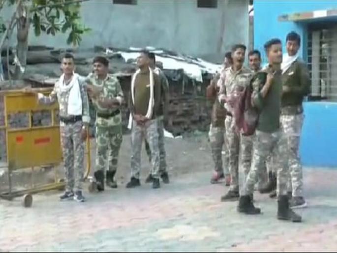 Leaders of several parties towards Bondhar village; Police presence increase | अनेक पक्षांची नेते बोंढारच्या दिशेने; पोलिसांच्या तगड्या बंदोबस्ताने गावाला छावणीचे स्वरूप Leaders of several parties towards Bondhar village; Police presence increase | अनेक पक्षांची नेते बोंढारच्या दिशेने; पोलिसांच्या तगड्या बंदोबस्ताने गावाला छावणीचे स्वरूप