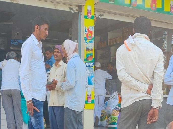 Farmers suffering from shortage of cotton seeds; Selling at higher prices where available | कपाशीच्या बियाणांचा तुटवडयाने शेतकरी त्रस्त; जिथे उपलब्ध तिथे अधिक भावात विक्री Farmers suffering from shortage of cotton seeds; Selling at higher prices where available | कपाशीच्या बियाणांचा तुटवडयाने शेतकरी त्रस्त; जिथे उपलब्ध तिथे अधिक भावात विक्री