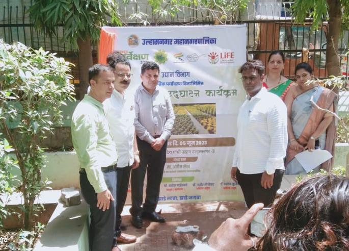On the environment day of Ulhasnagar Municipal Corporation, one officer, one tree resolution and plantation of trees | उल्हासनगर महापालिकेचा पर्यावरण दिनी एक अधिकारी, एक झाड संकल्प करून वृक्षारोपण On the environment day of Ulhasnagar Municipal Corporation, one officer, one tree resolution and plantation of trees | उल्हासनगर महापालिकेचा पर्यावरण दिनी एक अधिकारी, एक झाड संकल्प करून वृक्षारोपण