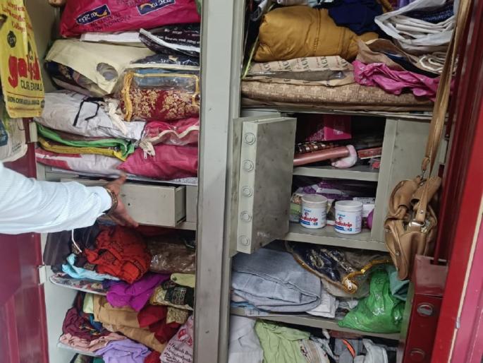 Went to see mother and here thieves cleaned the house | आईला पाहण्यासाठी गेले अन् चोरट्यांनी घर साफ केले Went to see mother and here thieves cleaned the house | आईला पाहण्यासाठी गेले अन् चोरट्यांनी घर साफ केले