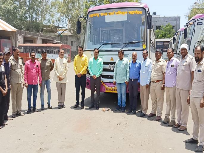 A new companion for comfortable travel; New look Hirakni bus in ST fleet | आरामदायक प्रवासासाठी नवा सोबती; एसटीच्या ताफ्यात देखण्या रुपातील हिरकणी बस दाखल A new companion for comfortable travel; New look Hirakni bus in ST fleet | आरामदायक प्रवासासाठी नवा सोबती; एसटीच्या ताफ्यात देखण्या रुपातील हिरकणी बस दाखल