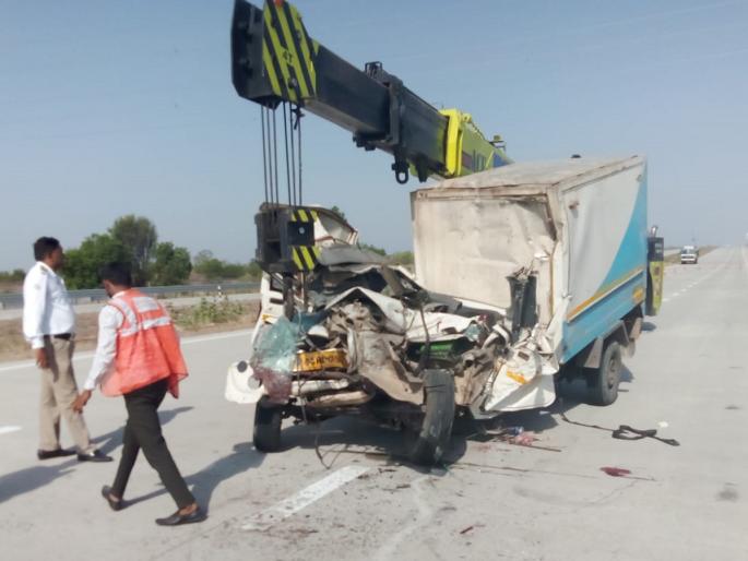 A jeep collided with a stationary truck on the Samriddhi highway; One died on the spot, two seriously injured | समृद्धी महामार्गावर उभ्या ट्रकवर जीप धडकली; एकाचा जागीच मृत्यू, दोघे गंभीर जखमी A jeep collided with a stationary truck on the Samriddhi highway; One died on the spot, two seriously injured | समृद्धी महामार्गावर उभ्या ट्रकवर जीप धडकली; एकाचा जागीच मृत्यू, दोघे गंभीर जखमी