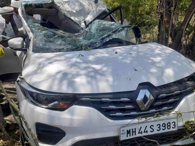 Two young doctors died on the spot in an car accident while returning from health camp | आरोग्य शिबिराहून परताना दोन तरुण डॉक्टरांचा कार अपघातात जागीच मृत्यू Two young doctors died on the spot in an car accident while returning from health camp | आरोग्य शिबिराहून परताना दोन तरुण डॉक्टरांचा कार अपघातात जागीच मृत्यू