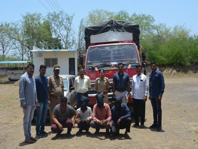 A thousand km journey of the police and a gang of vehicle thieves who were making smoke in 3 states were arrested | तपासासाठी हजार किमीचा प्रवास अन् ३ राज्यात धुमाकूळ घालणारी वाहन चोरांची टोळी जेरबंद A thousand km journey of the police and a gang of vehicle thieves who were making smoke in 3 states were arrested | तपासासाठी हजार किमीचा प्रवास अन् ३ राज्यात धुमाकूळ घालणारी वाहन चोरांची टोळी जेरबंद
