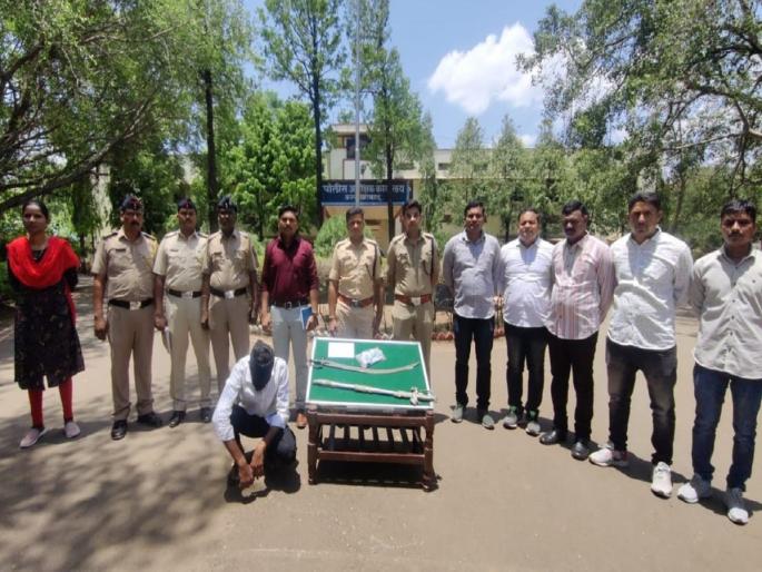 Pistol, sword brought from Madhya Pradesh to Tuljapur; Accused in crime branch net with car | मध्यप्रदेशातून आणली तुळजापुरात पिस्टल, तलवार; आरोपी कारसह गुन्हे शाखेच्या जाळ्यात