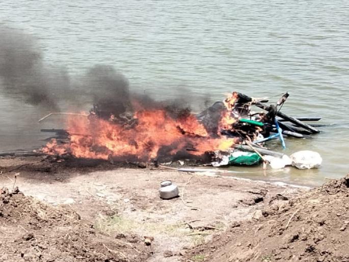Two trucks, one JCB seized from Purna riverbed; Rafts destroyed | पूर्णा नदीपात्रातून महसूल पथकाने दोन हायवा, एक जेसीबी जप्त; तराफे केले नष्ट Two trucks, one JCB seized from Purna riverbed; Rafts destroyed | पूर्णा नदीपात्रातून महसूल पथकाने दोन हायवा, एक जेसीबी जप्त; तराफे केले नष्ट