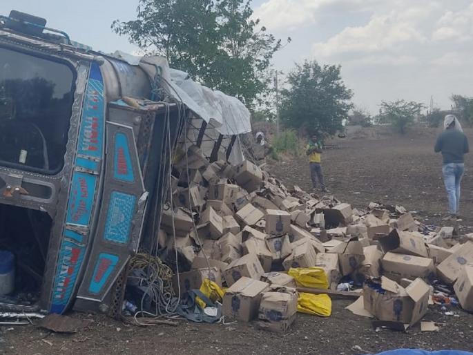 Liquor truck overturns, driver injured; Crowd of citizens to carry boxes of liquor | दारूचा ट्रक उलटला, चालक जखमी; इकडे दारूचे बॉक्स नेण्यासाठी नागरिकांची झुंबड Liquor truck overturns, driver injured; Crowd of citizens to carry boxes of liquor | दारूचा ट्रक उलटला, चालक जखमी; इकडे दारूचे बॉक्स नेण्यासाठी नागरिकांची झुंबड