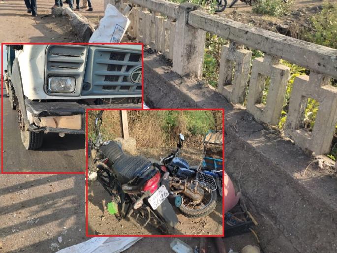 A speeding tipper hits two bikes; Two youths fell off the bridge and were swept into the canal | भरधाव टिप्परने दोन दुचाकींना उडवले; पुलावरून कोसळून दोघे तरुण कालव्यात वाहून गेले A speeding tipper hits two bikes; Two youths fell off the bridge and were swept into the canal | भरधाव टिप्परने दोन दुचाकींना उडवले; पुलावरून कोसळून दोघे तरुण कालव्यात वाहून गेले