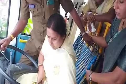 karnataka congress mla roopkala drive bus and push back gear accidentally | अरे बापरे! काँग्रेस आमदार रुपकला यांनी बस चालवली पण चुकून...; अनेक वाहनांचं नुकसान