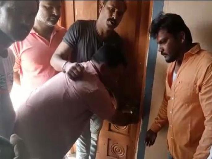 The teacher abducted the student; Parents lock Sonamata High School | शिक्षकाने विद्यार्थिनीस पळवून नेले; सोनामाता हायस्कूलला पालकांनी ठोकले टाळे The teacher abducted the student; Parents lock Sonamata High School | शिक्षकाने विद्यार्थिनीस पळवून नेले; सोनामाता हायस्कूलला पालकांनी ठोकले टाळे