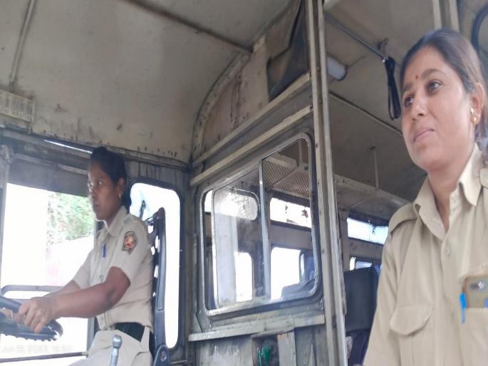 For the first time in Marathwada, the steering of a bus is in the hands of a female driver | मराठवाड्यात पहिल्यांदाच महिला चालकाच्या हाती बसची स्टेअरिंग For the first time in Marathwada, the steering of a bus is in the hands of a female driver | मराठवाड्यात पहिल्यांदाच महिला चालकाच्या हाती बसची स्टेअरिंग