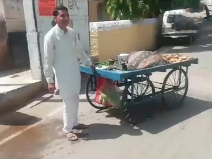 shivpuri bjp leaders are setting up vegetable stalls you will be shocked to know the reasson | अरेरे! "आश्वासनं दिली, मदत मिळाली नाही"; भाजपा नेत्यावर आली रस्त्यावर भाजी विकण्याची वेळ shivpuri bjp leaders are setting up vegetable stalls you will be shocked to know the reasson | अरेरे! "आश्वासनं दिली, मदत मिळाली नाही"; भाजपा नेत्यावर आली रस्त्यावर भाजी विकण्याची वेळ