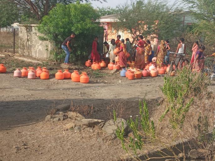 Water shortage again in Latur, waterless for two months in Killari; Villagers wander for water | लातुरात पुन्हा पाणी टंचाई, किल्लारीत २ महिन्यांपासून निर्जळी; पाण्यासाठी ग्रामस्थांची भटकंती Water shortage again in Latur, waterless for two months in Killari; Villagers wander for water | लातुरात पुन्हा पाणी टंचाई, किल्लारीत २ महिन्यांपासून निर्जळी; पाण्यासाठी ग्रामस्थांची भटकंती