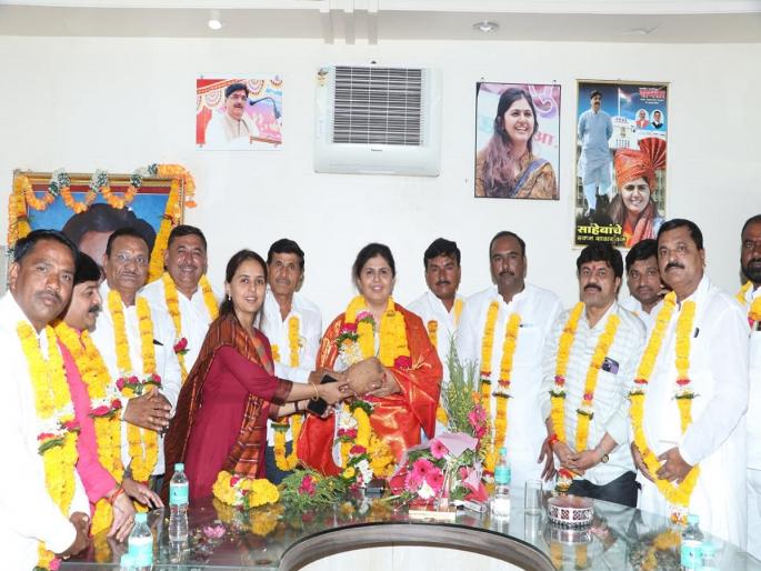 Pankaja Munde was again elected unopposed as the chairman of Vaidyanath sugar Factory | वैद्यनाथ कारखान्याच्या चेअरमनपदी पुन्हा पंकजा मुंडे, बिनविरोध झाली निवड  Pankaja Munde was again elected unopposed as the chairman of Vaidyanath sugar Factory | वैद्यनाथ कारखान्याच्या चेअरमनपदी पुन्हा पंकजा मुंडे, बिनविरोध झाली निवड