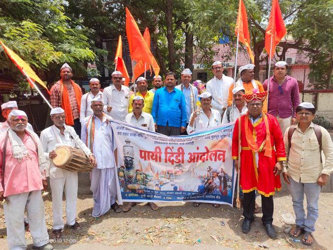 Investigate lathi charge on warkari; Beed's social workers demand removal of their uniforms | वारकऱ्यांवरील लाठीहल्ल्याची चौकशी करा; बीडच्या सामाजिक कार्यकर्त्यांची दिंडी काढून मागणी Investigate lathi charge on warkari; Beed's social workers demand removal of their uniforms | वारकऱ्यांवरील लाठीहल्ल्याची चौकशी करा; बीडच्या सामाजिक कार्यकर्त्यांची दिंडी काढून मागणी