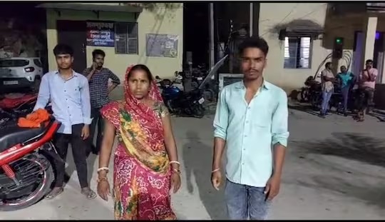 extra marital affair of married woman husband caught wife going on bike with her boyfriend in market | हायव्होल्टेज ड्रामा! बॉयफ्रेंडसोबत बाईकवरून फिरणाऱ्या बायकोला नवऱ्याने रस्त्यात पकडलं अन्...