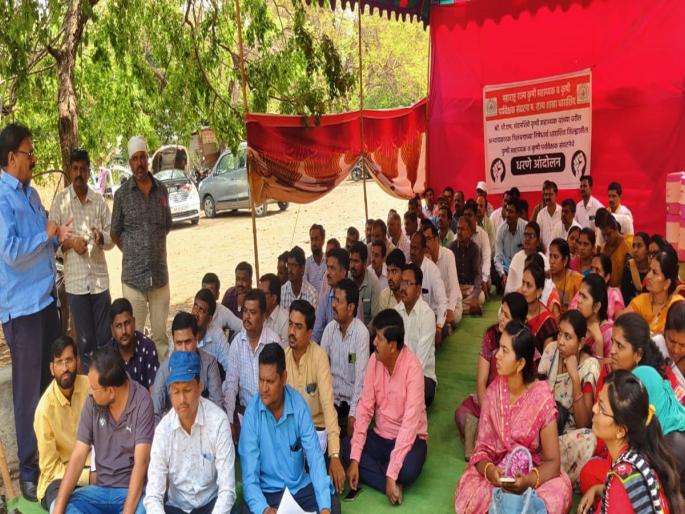 Aggressive agitation by employees to withdraw suspension of agricultural assistant | कृषी सहायकाचे निलंबन मागे घेण्यासाठी कर्मचाऱ्यांचे आक्रमक आंदोलन Aggressive agitation by employees to withdraw suspension of agricultural assistant | कृषी सहायकाचे निलंबन मागे घेण्यासाठी कर्मचाऱ्यांचे आक्रमक आंदोलन