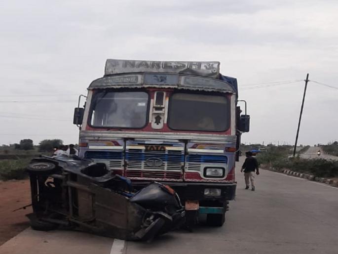 A speeding truck collided with a rickshaw; two died on the spot | भरधाव ट्रकची रिक्षाला जोरदार धडक; दोघांचा जागीच मृत्यू A speeding truck collided with a rickshaw; two died on the spot | भरधाव ट्रकची रिक्षाला जोरदार धडक; दोघांचा जागीच मृत्यू