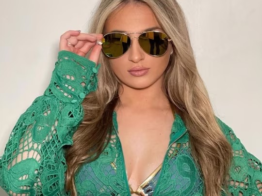 millionaire girls parent make her clean dishes and other household work | काय सांगता? लेक कोट्यधीश पण आई-वडील घासायला लावतात भांडी; करते घरातली कामं, म्हणते... millionaire girls parent make her clean dishes and other household work | काय सांगता? लेक कोट्यधीश पण आई-वडील घासायला लावतात भांडी; करते घरातली कामं, म्हणते...