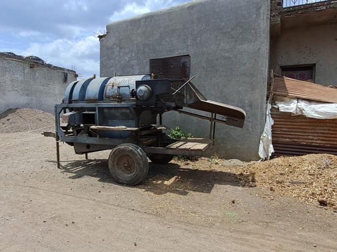 The thrill stopped only by resisting and tying up the thresher in khamgaon | प्रतिकार करून थ्रेशरला बांधून ठेवल्यानेच थांबला थरार, भालेगावातील तिन्ही कुटुंब भेदरलेलेच The thrill stopped only by resisting and tying up the thresher in khamgaon | प्रतिकार करून थ्रेशरला बांधून ठेवल्यानेच थांबला थरार, भालेगावातील तिन्ही कुटुंब भेदरलेलेच