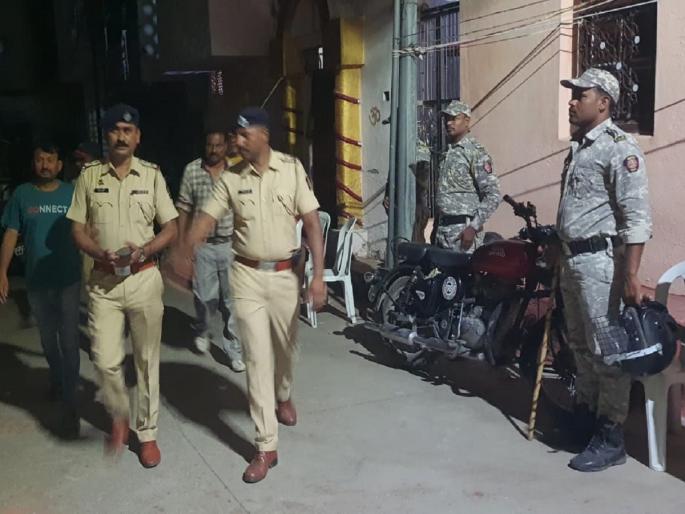 rada in Chhatrapati Sambhajinagar in middle of the night due to the cut of the bike; The two groups attacked each other | दुचाकीचा धक्का लागल्यामुळे अंगुरीबागेत मध्यरात्री राडा; दोन गट समोरासमोर भिडले rada in Chhatrapati Sambhajinagar in middle of the night due to the cut of the bike; The two groups attacked each other | दुचाकीचा धक्का लागल्यामुळे अंगुरीबागेत मध्यरात्री राडा; दोन गट समोरासमोर भिडले