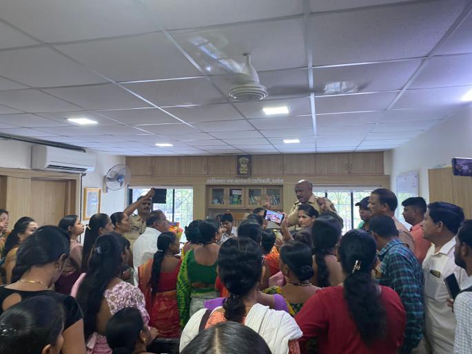 Stay at Tehsil Office of Women in Palaspe, Panvel | पळस्पे येथील महिलांचा तहसील कार्यालयात ठिय्या Stay at Tehsil Office of Women in Palaspe, Panvel | पळस्पे येथील महिलांचा तहसील कार्यालयात ठिय्या