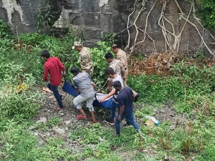 Video: In Chhatrapati Sambhajinagar Prisoner escapes from Ghati hospital with handcuffs, jumps into drain and trapped by police | Video: रुग्णालयातून हातकडीसह पळाला कैदी; पाठलागानंतर नालीत उडी घेतली अन् अडकला Video: In Chhatrapati Sambhajinagar Prisoner escapes from Ghati hospital with handcuffs, jumps into drain and trapped by police | Video: रुग्णालयातून हातकडीसह पळाला कैदी; पाठलागानंतर नालीत उडी घेतली अन् अडकला