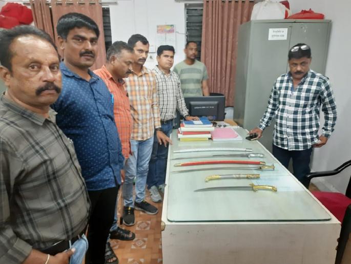 Dagger seized with two swords; Local crime branch action in Jalna | दोन तलवारींसह खंजिर जप्त; जालन्यात स्थानिक गुन्हे शाखेची कारवाई Dagger seized with two swords; Local crime branch action in Jalna | दोन तलवारींसह खंजिर जप्त; जालन्यात स्थानिक गुन्हे शाखेची कारवाई