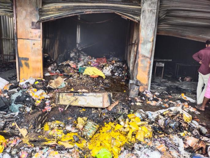 Three shops gutted in Murud; Millions of losses | मुरुडमध्ये तीन दुकानांस भीषण आग; लाखोंचे नुकसान Three shops gutted in Murud; Millions of losses | मुरुडमध्ये तीन दुकानांस भीषण आग; लाखोंचे नुकसान