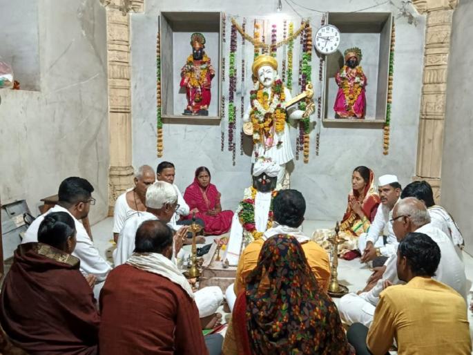Pandhari returned to Saint Namdev city; Two couples got the first benefit of Darshana | संत नामदेव नगरीत आवतरली पंढरी; दर्शनाचा प्रथम लाभ मिळाला दोन दांपत्यांना Pandhari returned to Saint Namdev city; Two couples got the first benefit of Darshana | संत नामदेव नगरीत आवतरली पंढरी; दर्शनाचा प्रथम लाभ मिळाला दोन दांपत्यांना