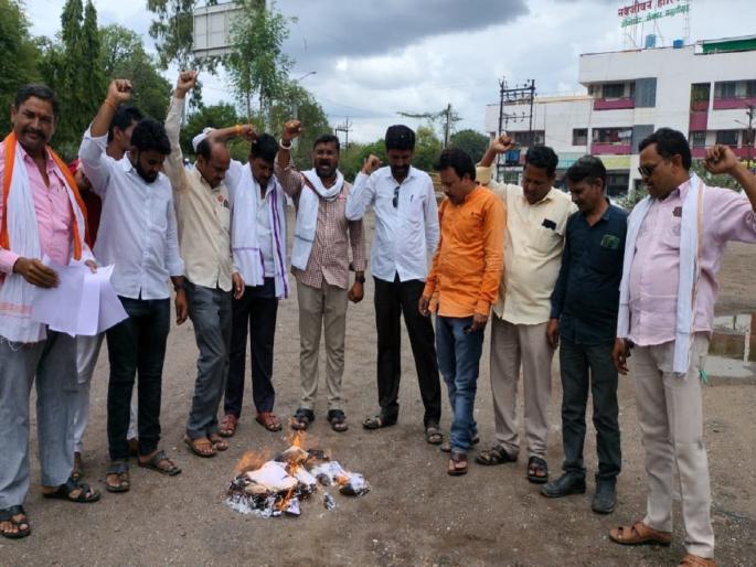 Sugarcane increased by Rs 10 per quintal; Holi by Farmers' Union respecting the Central Government's decision | उसाला क्विंटलमागे फक्त १० रुपये वाढ; केंद्र सरकारच्या निर्णयाची 'स्वाभिमानी'कडून होळी