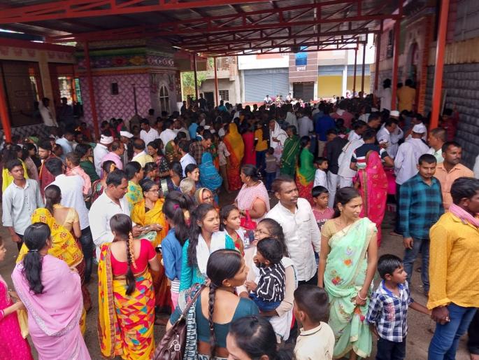A chanting of 'Jai Hari'; Devotees took darshan of samartha dhindutatya Maharaj in Dongarshelki | 'जय हरी'चा जयघोष; डोंगरशेळकीत समर्थ धोंडूतात्या महाराजांचे भाविकांनी घेतले दर्शन A chanting of 'Jai Hari'; Devotees took darshan of samartha dhindutatya Maharaj in Dongarshelki | 'जय हरी'चा जयघोष; डोंगरशेळकीत समर्थ धोंडूतात्या महाराजांचे भाविकांनी घेतले दर्शन