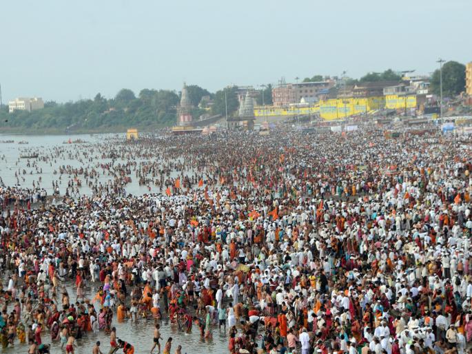 Deluge of Bhakti in Pandharpur; Mauli in the temple area after morning pooja...Mauli chanting | पंढरपुरात भक्तीचा महापूर; पहाटेच्या पूजेनंतर मंदिर परिसरात माऊली...माऊलीचा जयघोष Deluge of Bhakti in Pandharpur; Mauli in the temple area after morning pooja...Mauli chanting | पंढरपुरात भक्तीचा महापूर; पहाटेच्या पूजेनंतर मंदिर परिसरात माऊली...माऊलीचा जयघोष