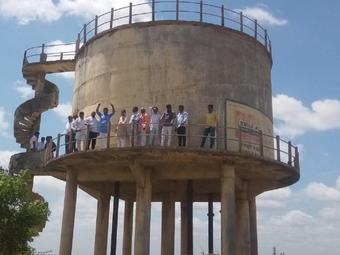 Controversy over supply of Gharni project water to Latur; Sholay style agitation by aggressive farmers | घरणी प्रकल्पाचे पाणी लातूरला देण्यावरून वाद; आक्रमक शेतकऱ्यांचे शोले स्टाईल आंदोलन Controversy over supply of Gharni project water to Latur; Sholay style agitation by aggressive farmers | घरणी प्रकल्पाचे पाणी लातूरला देण्यावरून वाद; आक्रमक शेतकऱ्यांचे शोले स्टाईल आंदोलन