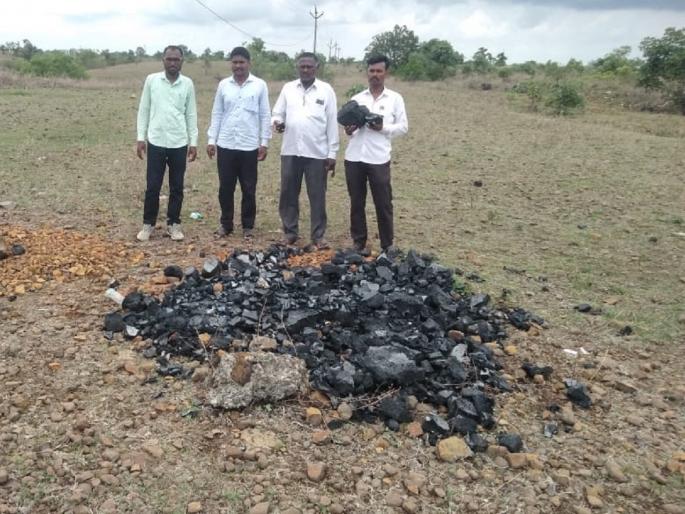 video: Suddenly the ground heated up and smoke came out; Striking type in Hingoli district | Video: अचानक जमीन तापली अन् निघाला धूर, दगड पडले काळे; हिंगोलीतील धक्कादायक प्रकार