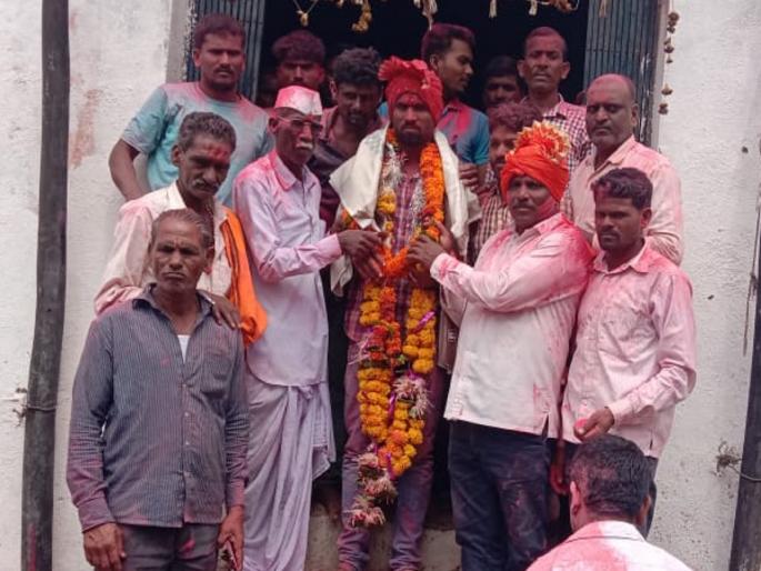 MPSC Result: As soon as the PSI result come, the youth's procession in village; Tears of joy in the eyes of farmer parents | मुलगा PSI होताच शेतकरी आई-वडिलांनी गावभर वाटले पेढे; ग्रामस्थांनी काढली मिरवणूक MPSC Result: As soon as the PSI result come, the youth's procession in village; Tears of joy in the eyes of farmer parents | मुलगा PSI होताच शेतकरी आई-वडिलांनी गावभर वाटले पेढे; ग्रामस्थांनी काढली मिरवणूक