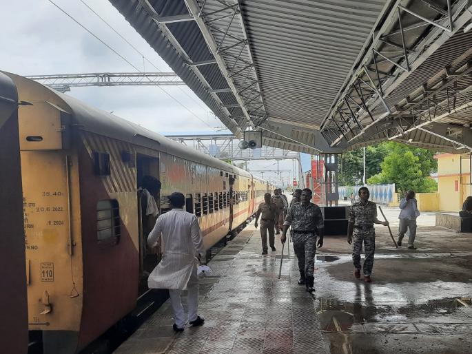 Mockdrill in Wasmat Railway Station; Police, riot control squad check, passengers riot | वसमत रेल्वे स्टेशनमध्ये मॉकड्रील; पोलीस, दंगाकाबू पथकाची तपासणी, प्रवास्यांचा उडाला गोंधळ Mockdrill in Wasmat Railway Station; Police, riot control squad check, passengers riot | वसमत रेल्वे स्टेशनमध्ये मॉकड्रील; पोलीस, दंगाकाबू पथकाची तपासणी, प्रवास्यांचा उडाला गोंधळ