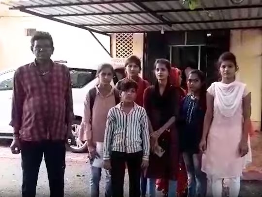 madhya pradesh husband daughters appeals for self killing before sp panful story of woman murder euthanasia | "साहेब, आम्हाला मरू द्या"; बाप आणि हतबल मुलींची एसपींकडे मागणी; डोळे पाणावणारी घटना madhya pradesh husband daughters appeals for self killing before sp panful story of woman murder euthanasia | "साहेब, आम्हाला मरू द्या"; बाप आणि हतबल मुलींची एसपींकडे मागणी; डोळे पाणावणारी घटना