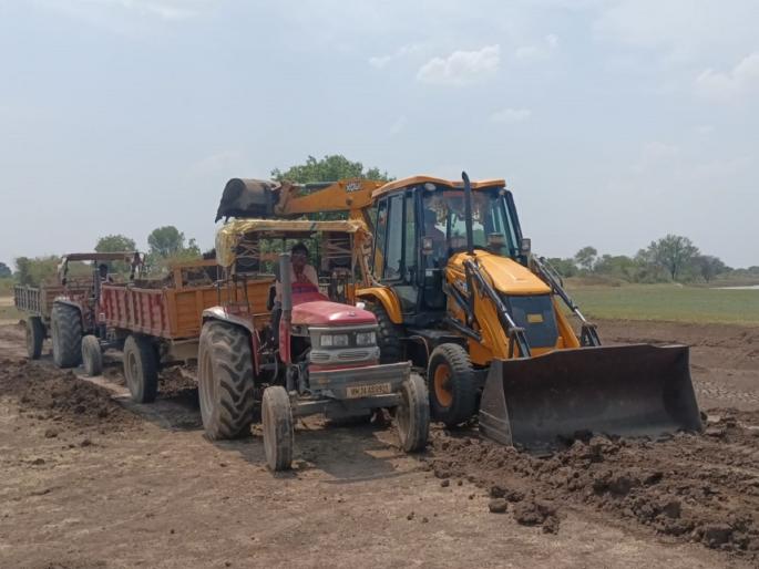 3 lakh cubic meters of silt removed from the lake; 758 acres area in Latur district has become fertile | तलावातून ३ लाख घनमीटर काढला गाळ; लातूर जिल्ह्यातील ७५८ एकर क्षेत्र झाले सुपिक 3 lakh cubic meters of silt removed from the lake; 758 acres area in Latur district has become fertile | तलावातून ३ लाख घनमीटर काढला गाळ; लातूर जिल्ह्यातील ७५८ एकर क्षेत्र झाले सुपिक