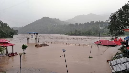 heavy rain in himachal 3 deaths 4 national highway closed kalka shimla rail track damaged | हिमाचलमध्ये पावसाचा हाहाकार, तिघांचा मृत्यू; 30 मुलं अडकली, रेल्वे मार्ग, महामार्ग, 250 रस्ते बंद heavy rain in himachal 3 deaths 4 national highway closed kalka shimla rail track damaged | हिमाचलमध्ये पावसाचा हाहाकार, तिघांचा मृत्यू; 30 मुलं अडकली, रेल्वे मार्ग, महामार्ग, 250 रस्ते बंद