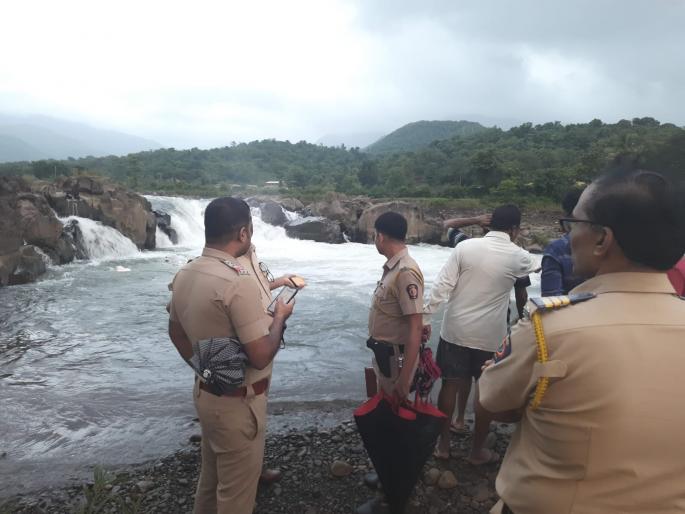 Two children drowned in the Vashishti River at Kumbharli; The search continued till late night chiplun news | कुंभार्ली येथे वाशिष्ठी नदीत दोन मुलं बुडाली; रात्री उशिरापर्यंत शोध सुरू होता Two children drowned in the Vashishti River at Kumbharli; The search continued till late night chiplun news | कुंभार्ली येथे वाशिष्ठी नदीत दोन मुलं बुडाली; रात्री उशिरापर्यंत शोध सुरू होता