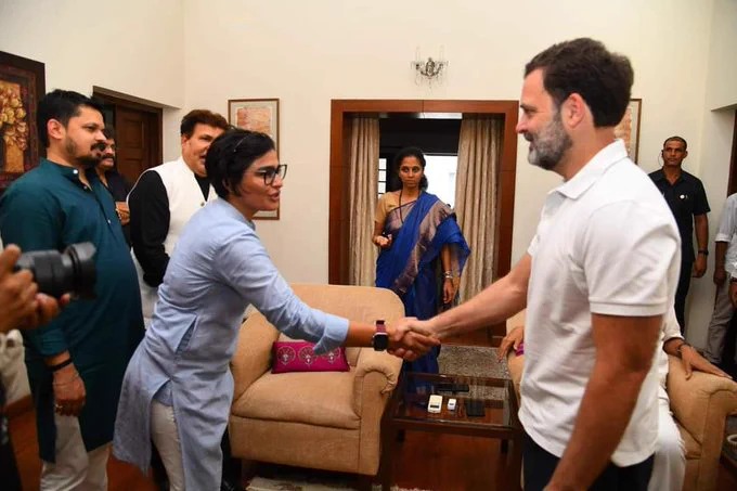 NCP Rupali Chakankar Shared Supriya Sule and rahul gandhi Photo | Rupali Chakankar : "काही गोष्टी फोटोत कैद झाल्यानंतर जगासमोर येतात, अनुभवाचे बोल"; रुपाली चाकणकरांचा टोला NCP Rupali Chakankar Shared Supriya Sule and rahul gandhi Photo | Rupali Chakankar : "काही गोष्टी फोटोत कैद झाल्यानंतर जगासमोर येतात, अनुभवाचे बोल"; रुपाली चाकणकरांचा टोला