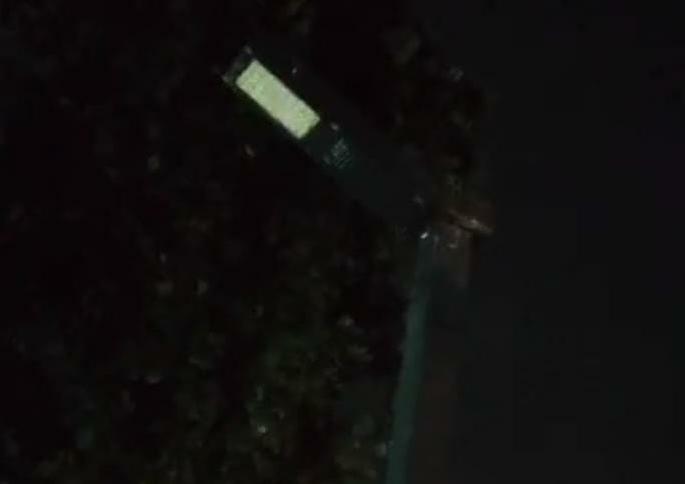 The sidewalks of Kalwa-Parasik city have been in darkness for a year! | कळव्यातील पारसिक नगरचा फुटपाथ वर्षभरापासून अंधारात! The sidewalks of Kalwa-Parasik city have been in darkness for a year! | कळव्यातील पारसिक नगरचा फुटपाथ वर्षभरापासून अंधारात!