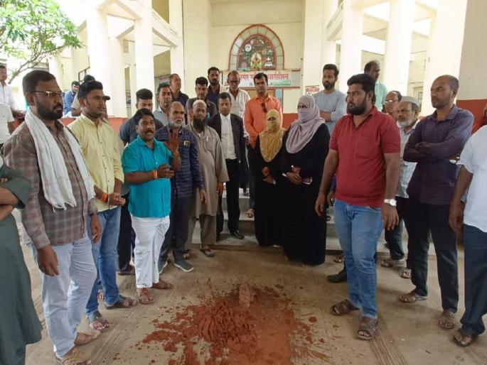 Roads covered in mud, citizens throw mud at the Dharashiv municipality for repairs | रस्ते रुतले गाळात, डागडुजीसाठी नागरिकांचे धाराशिव पालिकेवर चिखलफेक आंदोलन Roads covered in mud, citizens throw mud at the Dharashiv municipality for repairs | रस्ते रुतले गाळात, डागडुजीसाठी नागरिकांचे धाराशिव पालिकेवर चिखलफेक आंदोलन