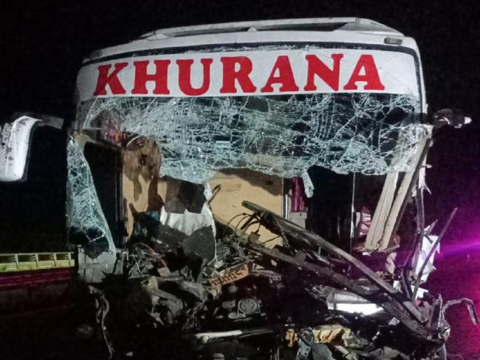 Private bus collides with truck in front of tunnel on Samruddhi Highway; 19 passengers injured | समृद्धी महामार्गावरील बोगद्यासमोर खाजगी बसची ट्रकला धडक; १९ प्रवासी जखमी