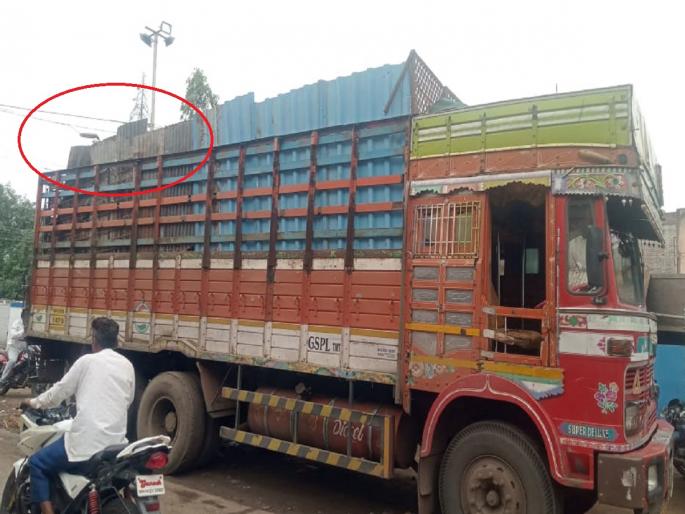 Truck touches power line; The driver jumped out of the cabine, but fell to his death on the road | विद्युतवाहिनीला ट्रकचा स्पर्श; चालकाने कॅबीनबाहेर उडी घेतली, पण रस्त्यावर पडून जीव गेला Truck touches power line; The driver jumped out of the cabine, but fell to his death on the road | विद्युतवाहिनीला ट्रकचा स्पर्श; चालकाने कॅबीनबाहेर उडी घेतली, पण रस्त्यावर पडून जीव गेला